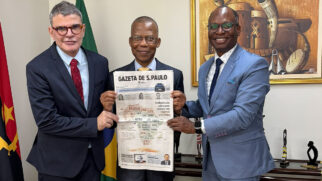 Representantes da GMG, Rui Mucaje e Joca Guanaes, com Manuel Bravo, embaixador da Angola