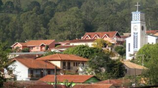 Confira o guia completo com o que fazer, onde comer e quantos dias ficar nesse refúgio na Serra da Mantiqueira. (Foto: Wikimedia Commons)