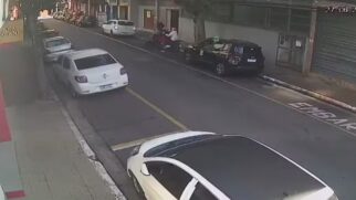 Imagem de câmera de segurança mostra o momento em que dois suspeitos se aproximam em uma moto antes do atentado contra o tenente da Rota em São Caetano do Sul