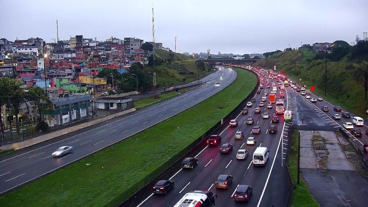 Fila de veículos na Rodovia dos Imigrantes, no sentido São Paulo, em trecho da Grande São Paulo.