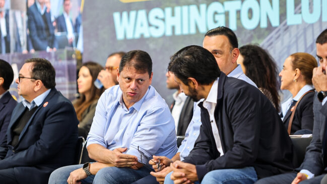 Tarcísio de Freitas e Ricardo Nunes conversam durante evento de inauguração da estação Washington Luís da Linha 17-Ouro do Metrô de SP
