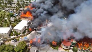 Resort de luxo pega fogo na República Dominicana; imagem aérea mostra chamas e fumaça intensa