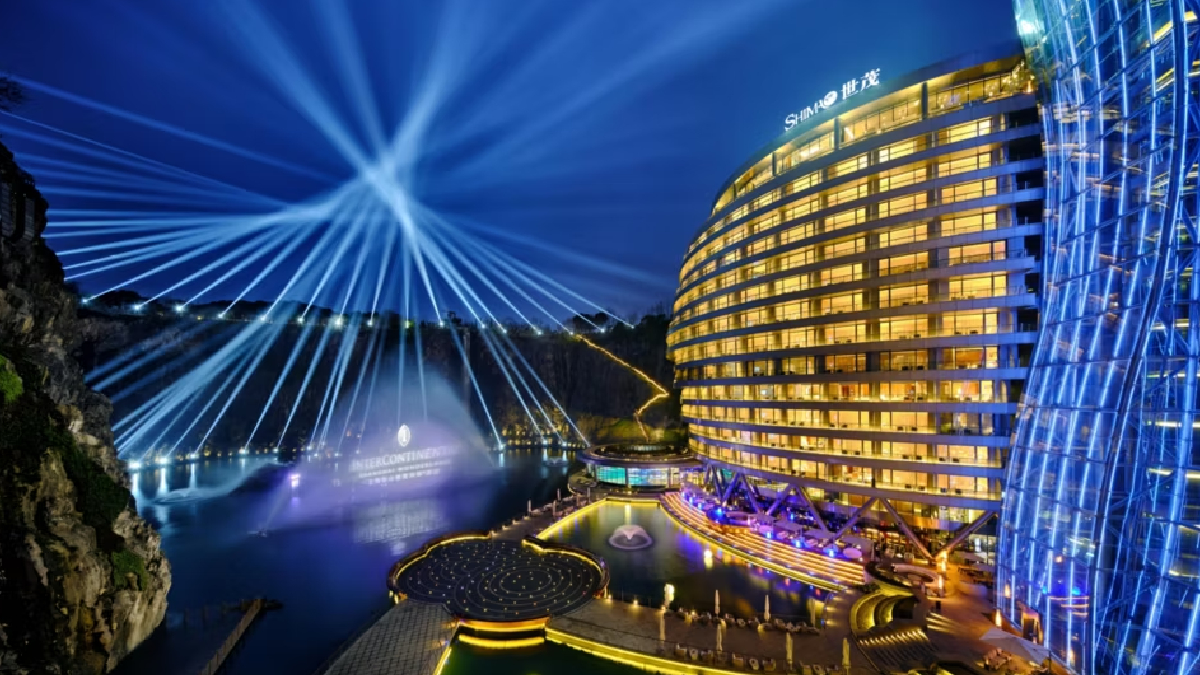 Conheça o hotel que trocou a lógica dos arranha-céus e foi construído para baixo, dentro de uma pedreira chinesa (Divulgação: InterContinental Shanghai Wonderland)