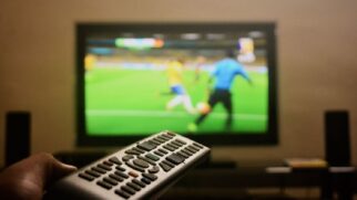 Jogo de futebol passando na televisão