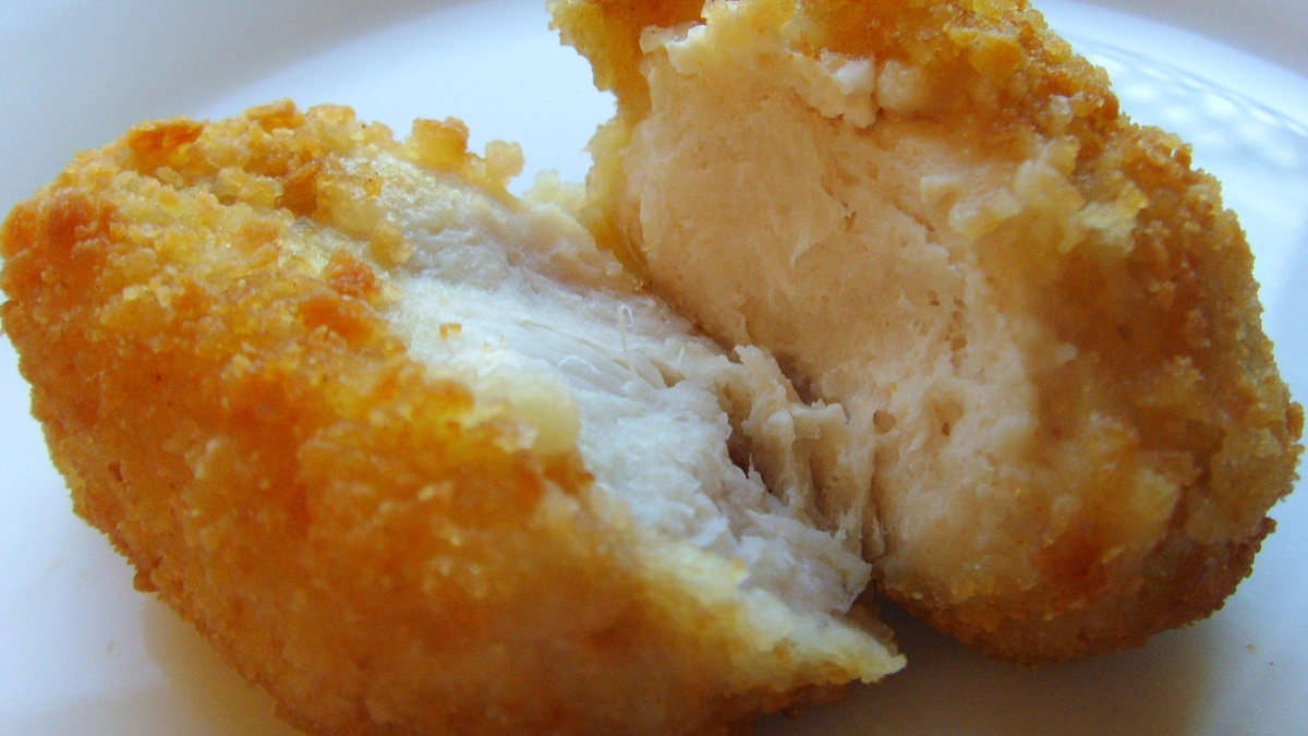 Receita prática ensina o passo a passo para fazer nuggets dourados, sequinhos e cheios de sabor (Foto: Pixabay)