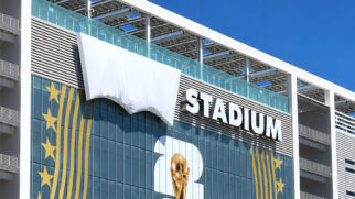 Foto que mostra a fachada do estádio com a marca da Levi's coberta