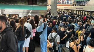 Imagem dividida ao meio mostrando duas cenas de forte superlotação no transporte público de São Paulo. Do lado esquerdo, uma multidão se espreme em uma plataforma aberta ao lado de um trem de passageiros cinza com detalhes verdes. Do lado direito, uma plataforma de estação subterrânea está completamente lotada de pessoas esperando em frente às portas de vidro da plataforma
