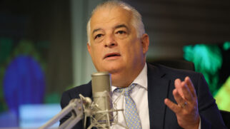 Márcio França sendo entrevistado, com microfone perto do rosto