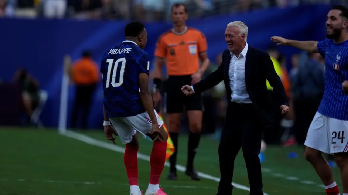 Mbappé e Deschamps pela seleção da França de Futebol