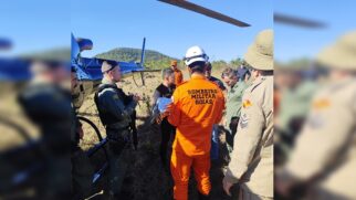 Equipes do Corpo de Bombeiros e forças de segurança durante operação de buscas em área rural de Goiás, após localização de criança desaparecida