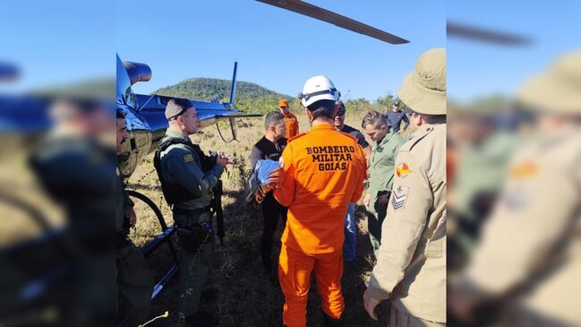 Equipes do Corpo de Bombeiros e forças de segurança durante operação de buscas em área rural de Goiás, após localização de criança desaparecida