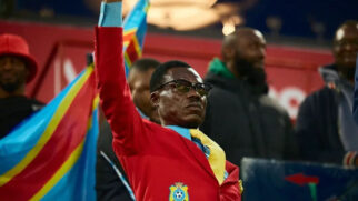 Torcedor da RD Congo, Michel Kuka Mboladinga, em sua tradicional pose em homenagem a Patrice Lumumba, herói nacional do país