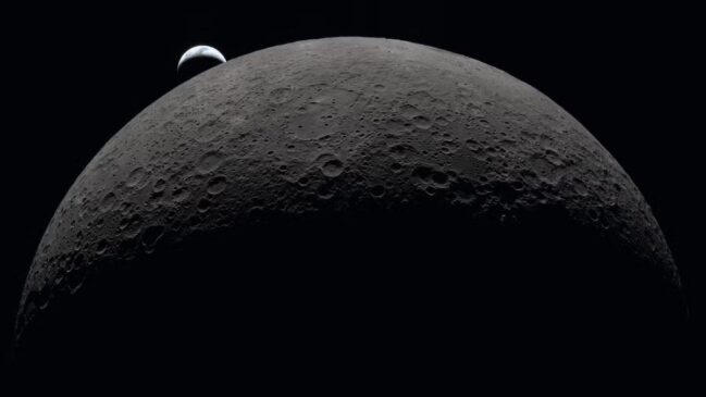 Projeto da NASA quer instalar um radiotelescópio na face oculta da Lua para captar sinais emitidos logo após o Big Bang (Foto: Divulgação/NASA)