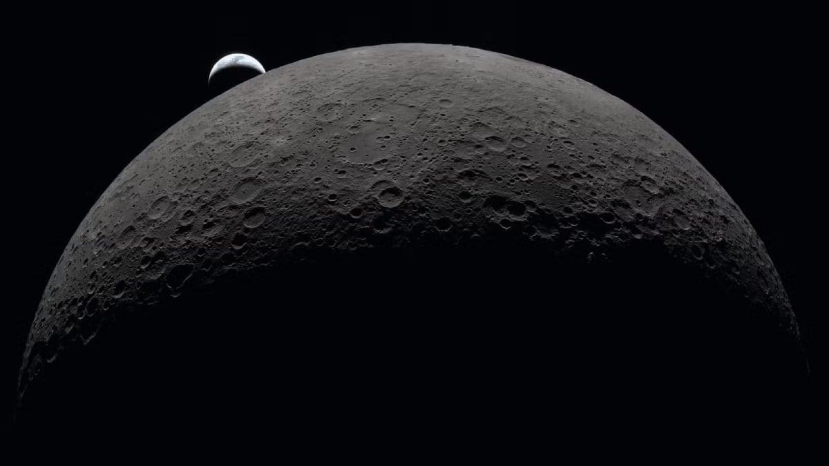 Projeto da NASA quer instalar um radiotelescópio na face oculta da Lua para captar sinais emitidos logo após o Big Bang (Foto: Divulgação/NASA)