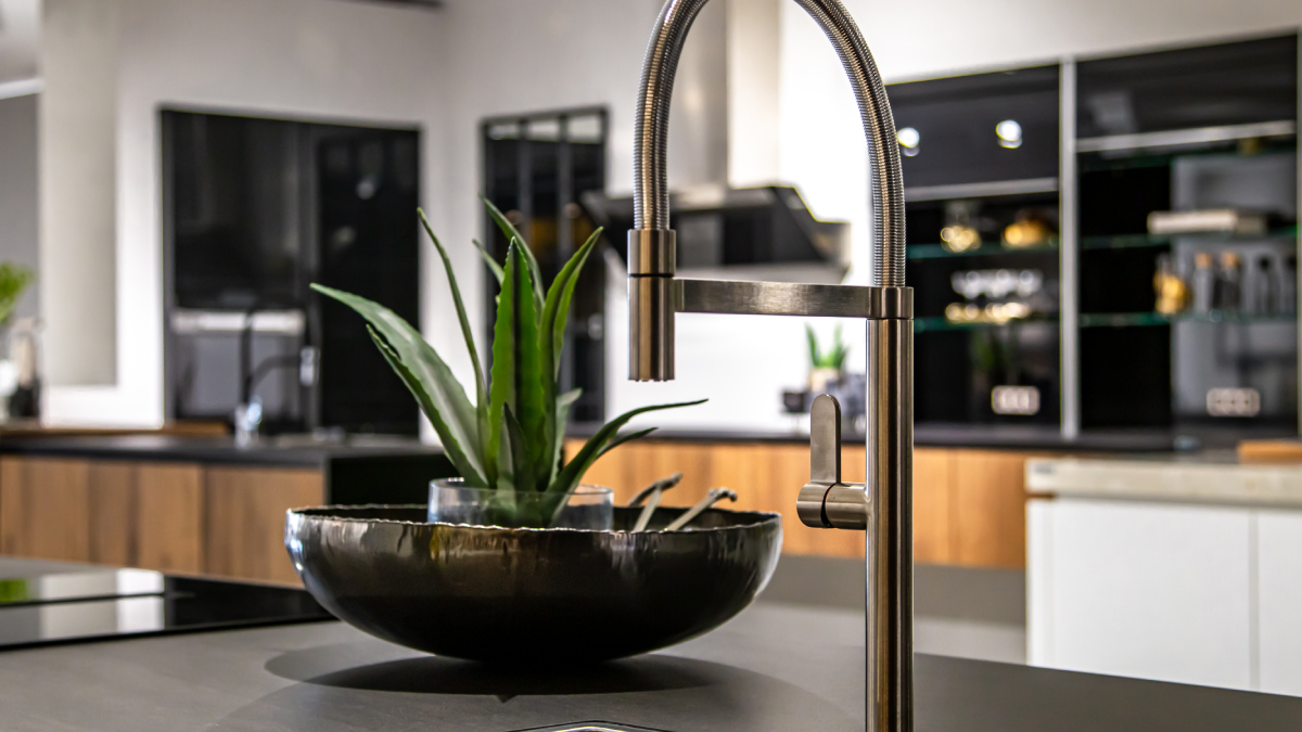 O acabamento metálico combina com diferentes estilos de decoração e valoriza o ambiente (Foto: Freepik)