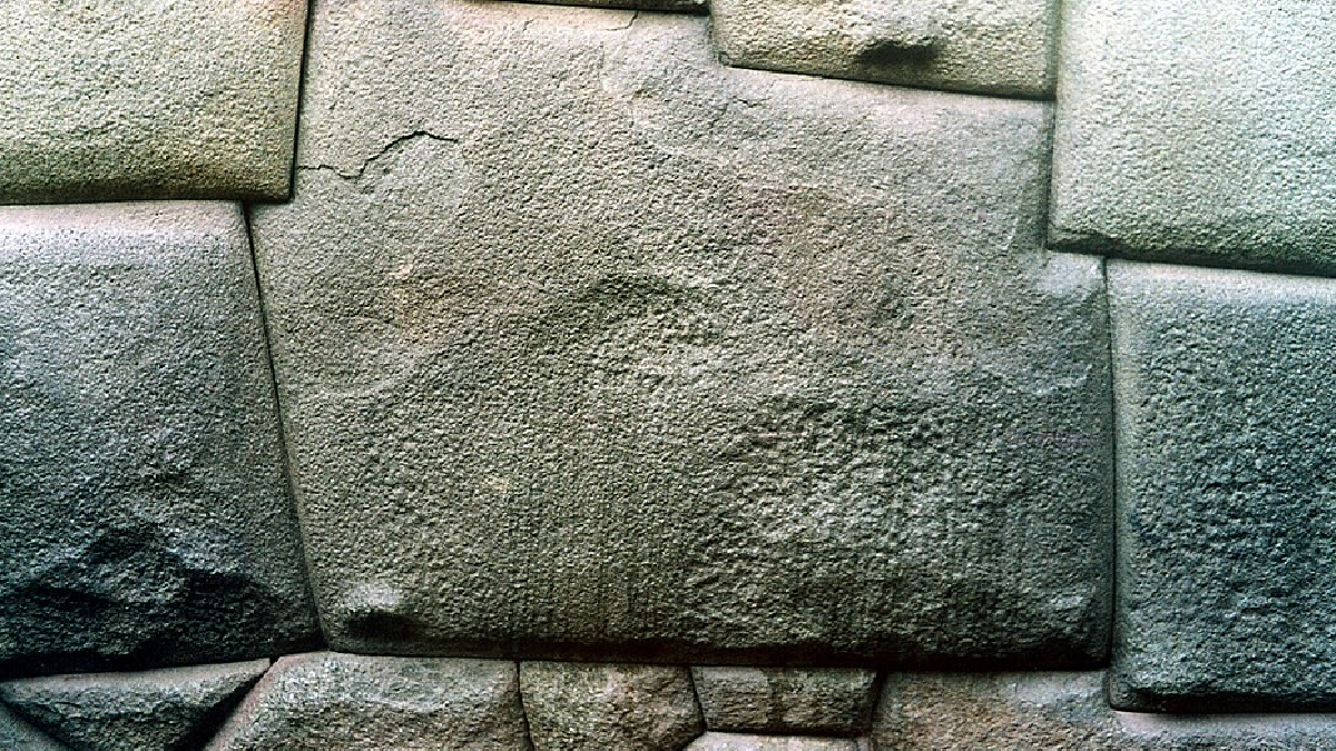 Pedra dos Doze Ângulos, no Peru