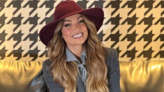Mulher centralizada com roupas de inverno e sorrindo.