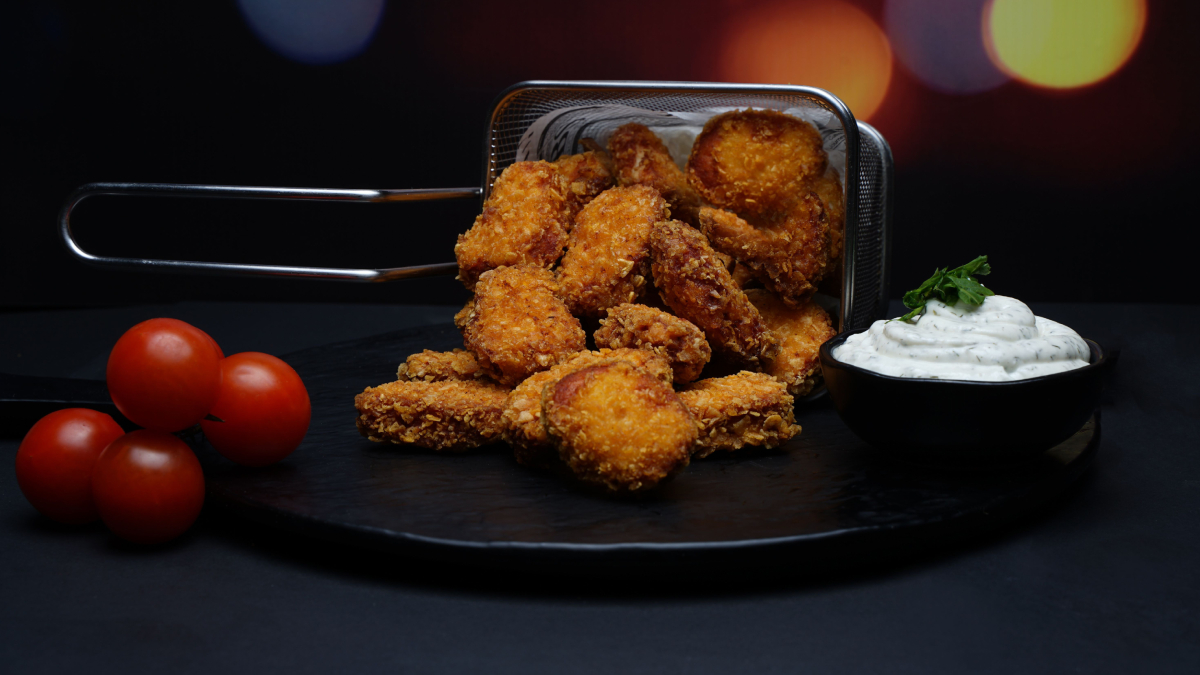 O alimento popular em lanches rápidos é produzido a partir de uma massa de frango moldada e empanada (Foto: Pexels)