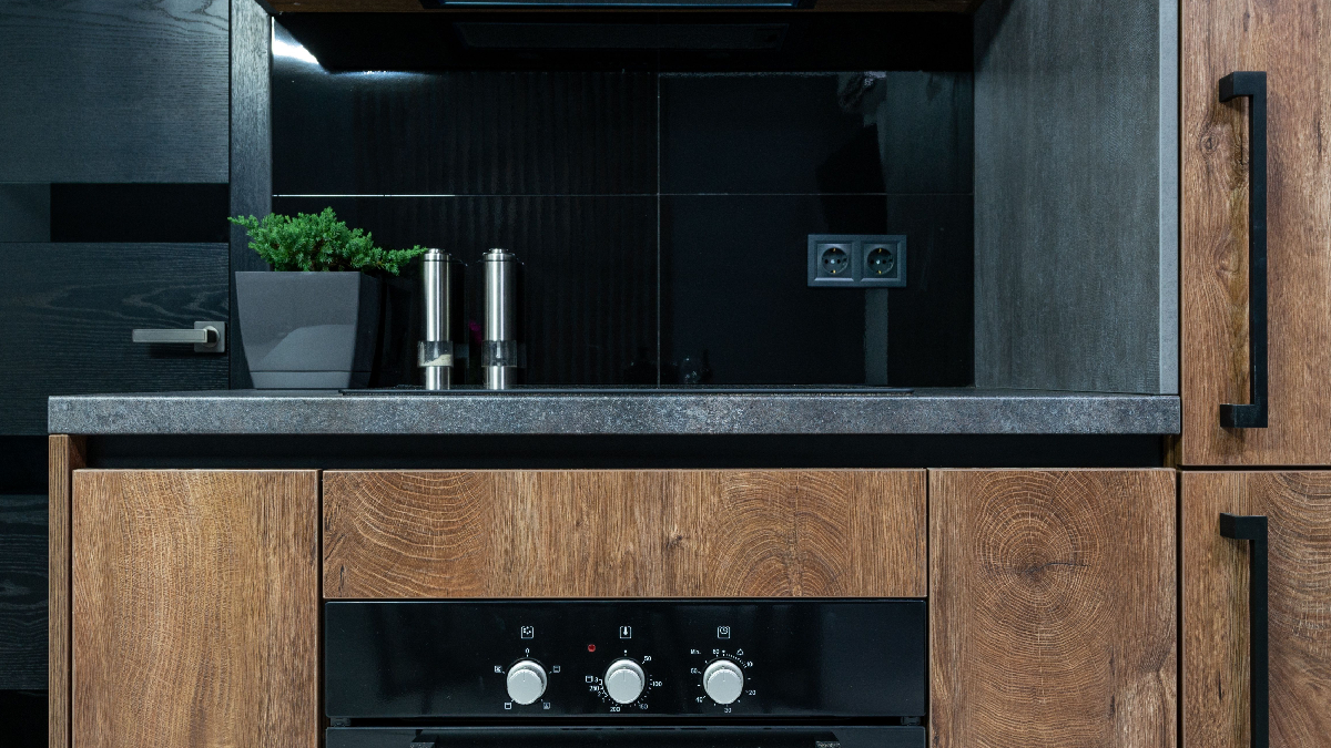 O material é uma alternativa moderna para quem busca uma cozinha bonita e fácil de cuidar (Foto: Pexels)