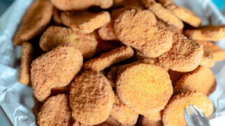 Os nuggets passam por etapas de moagem, moldagem, empanamento e congelamento antes de chegarem aos supermercados (Foto: Pexels)