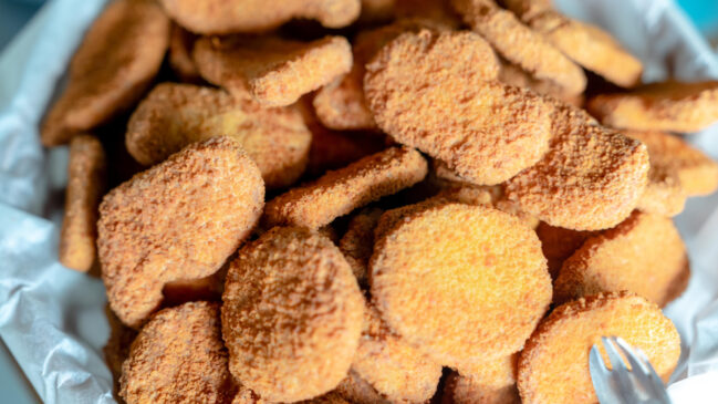 Os nuggets passam por etapas de moagem, moldagem, empanamento e congelamento antes de chegarem aos supermercados (Foto: Pexels)