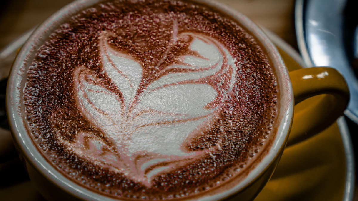 Em poucos minutos, você prepara um chocolate quente digno de cafeteria sem sair de casa (Foto: Benny Beller/ Pexels)