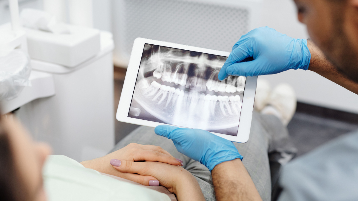 A avaliação odontológica é fundamental para determinar se a remoção do siso é realmente necessária (Foto: Pexels)