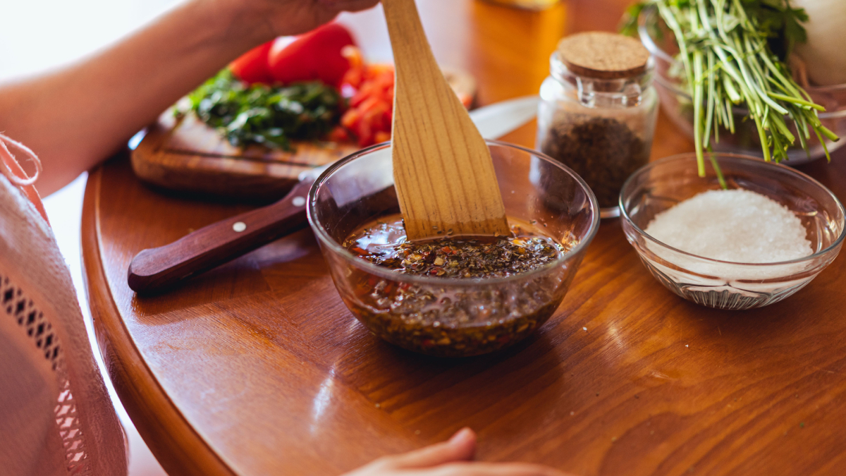 Molho picante caseiro é a combinação perfeita para deixar o frango frito ainda mais saboroso (Foto: Pexels)