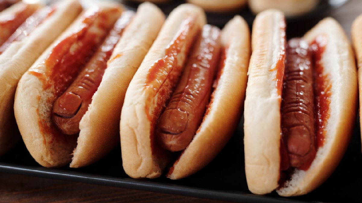 Apesar dos mitos, a fabricação da salsicha segue padrões rígidos de higiene e segurança alimentar (Foto: Pexels)
