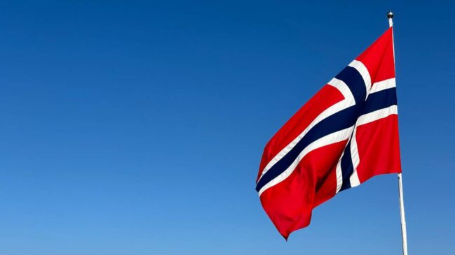 Noruega fascina com o fenômeno do sol da meia-noite, pratos exóticos e lendas de trolls que moldam a identidade nórdica. (Foto: Pexels)