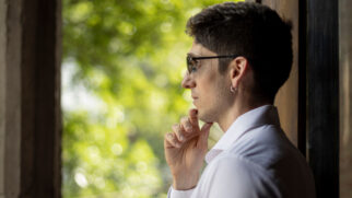 Curiosidade, foco e capacidade de rever opiniões estão entre os hábitos frequentemente associados a mentes mais inteligentes (Foto: Pexels)