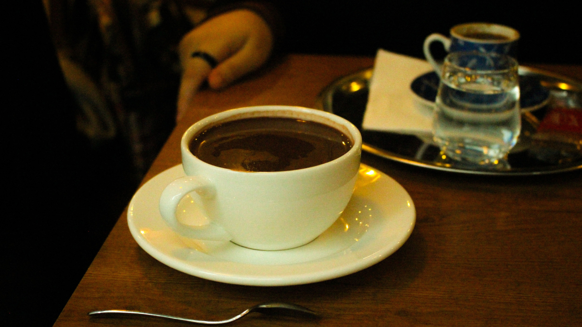 Cremoso e fácil de fazer, este chocolate quente é uma ótima opção para aquecer as tardes de inverno (Foto: Ebrubodyy/ Pexels)