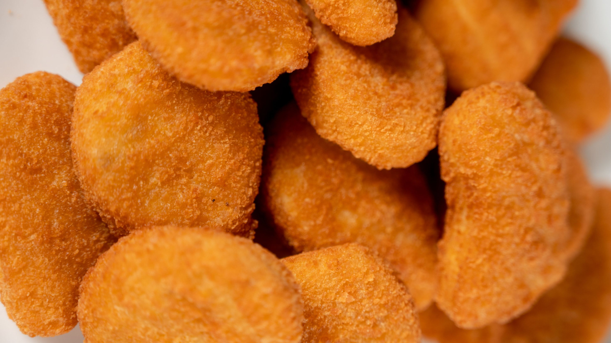 Conhecer como os nuggets são feitos ajuda o consumidor a entender melhor o que está levando para a mesa (Foto: Pexels)