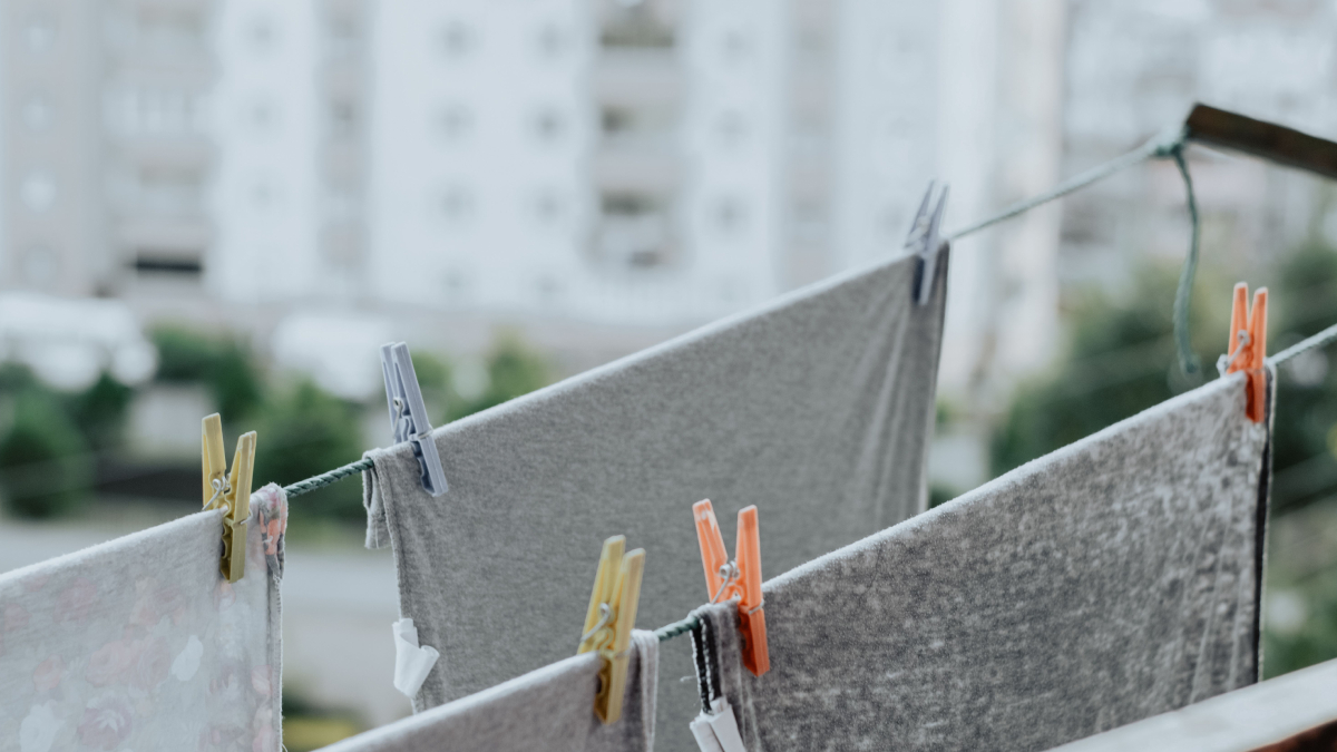 Ambientes ventilados fazem toda a diferença para secar roupas mais rapidamente nos dias frios (Foto: Pexels)