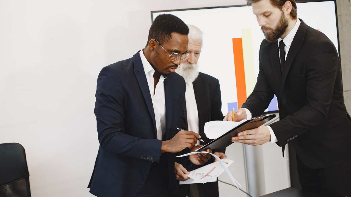 A escolha das cores pode influenciar a primeira impressão e a forma como as pessoas percebem sua credibilidade (Foto: Pexels)