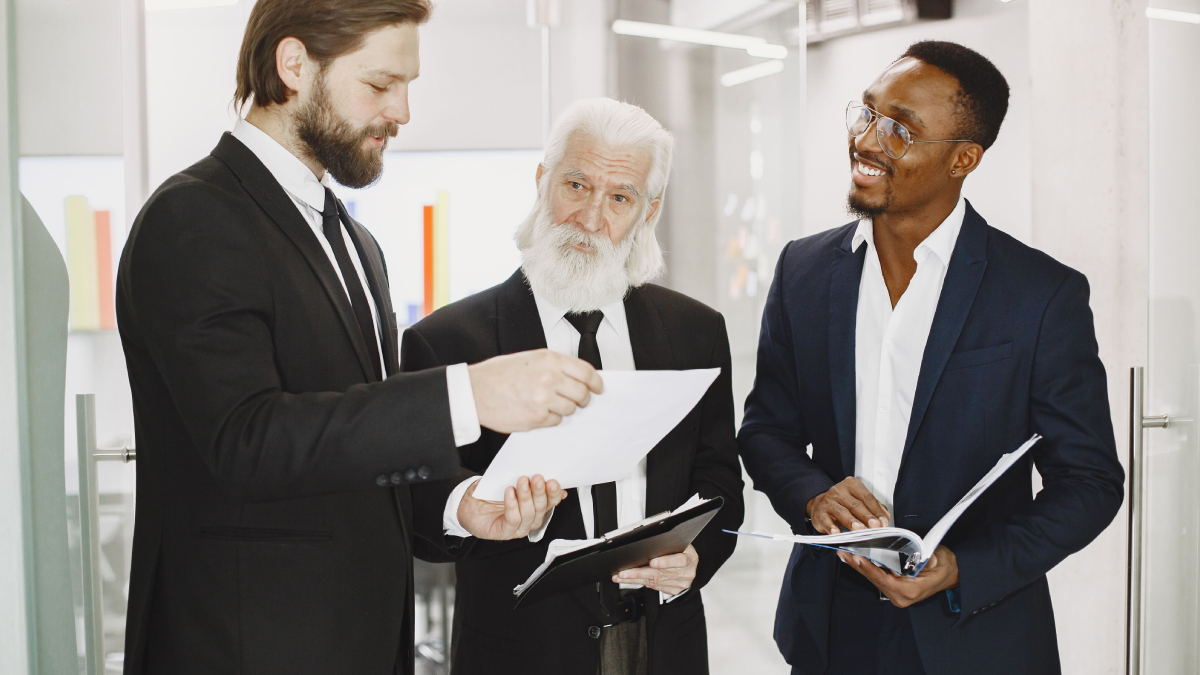 Muito utilizadas por empresas e líderes, as cores azul e preta carregam simbolismos ligados à segurança e ao prestígio (Foto: Pexels)