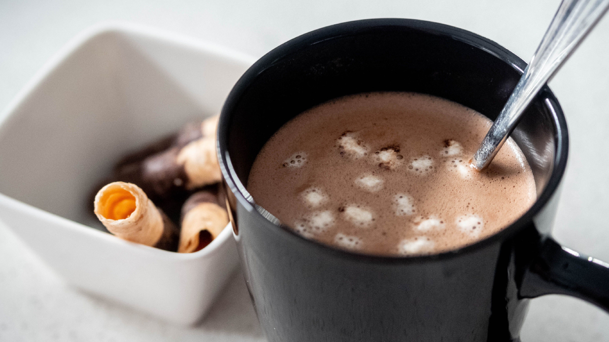 A barra de chocolate faz toda a diferença, deixando a bebida mais rica em sabor e com textura aveludada (Foto: Isaiah Quindo/ Pexels)