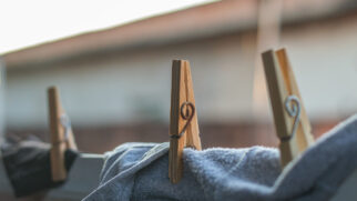 No inverno, pequenos cuidados ao estender as roupas ajudam a reduzir a umidade e acelerar a secagem (Foto: Jerson Martins/Pexels)