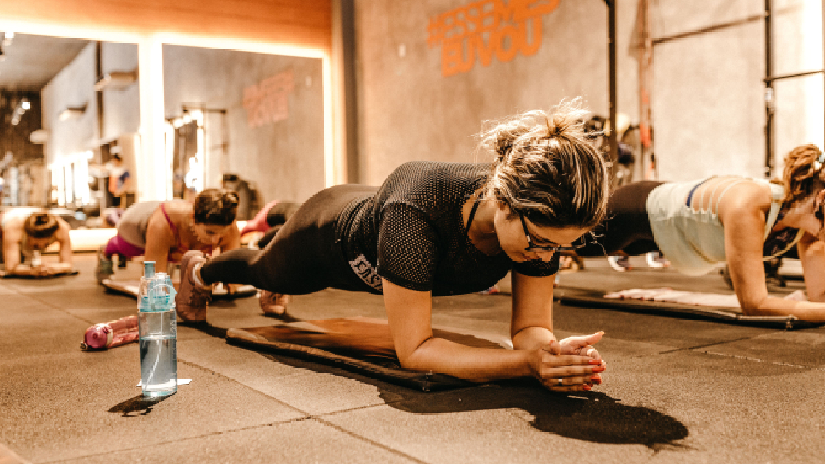 A prancha fortalece o core, conjunto muscular responsável pela estabilidade da coluna (Foto: Pexels)
