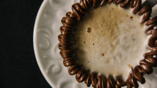 Feito com barra de chocolate meio amargo, leite e creme de leite, este chocolate quente conquista pela textura cremosa e pelo sabor intenso (Foto: Juliano Maronez/ Pexels)