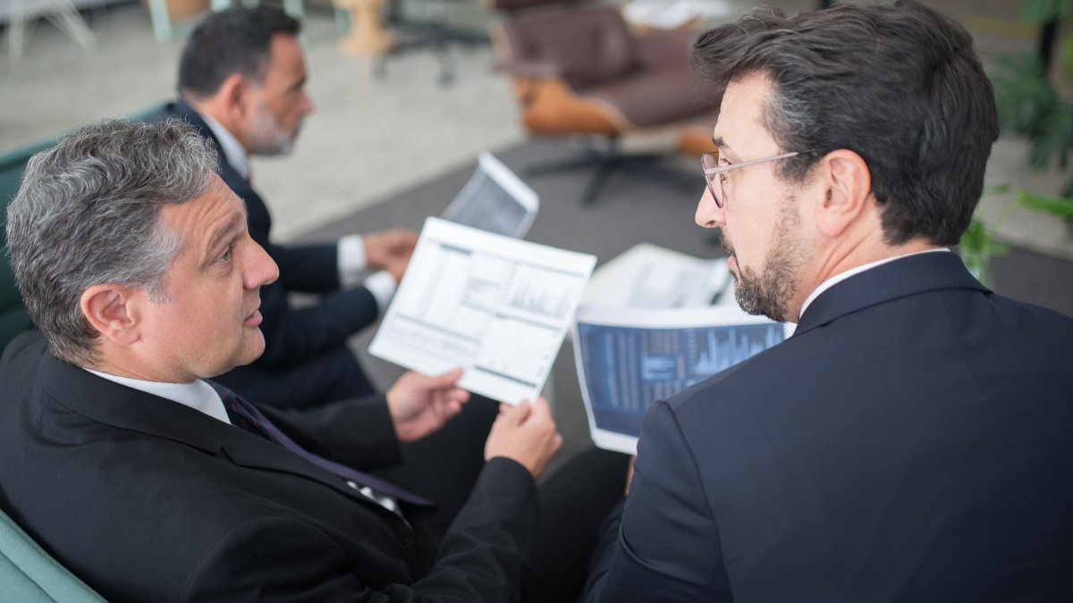 Elegante e marcante, o preto é associado à autoridade, respeito e sofisticação em diferentes contextos (Foto: Pexels)