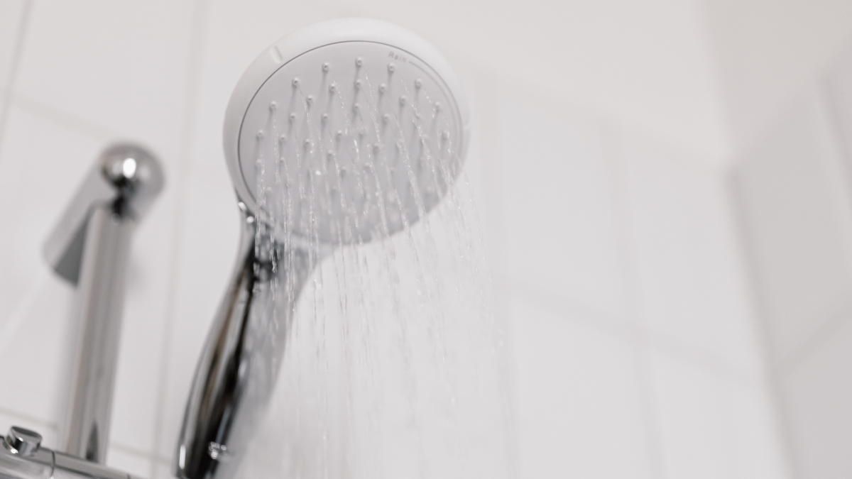 Chuveiros premium apostam em tecnologia digital e design sofisticado para transformar a experiência do banho (Foto: Pexels)