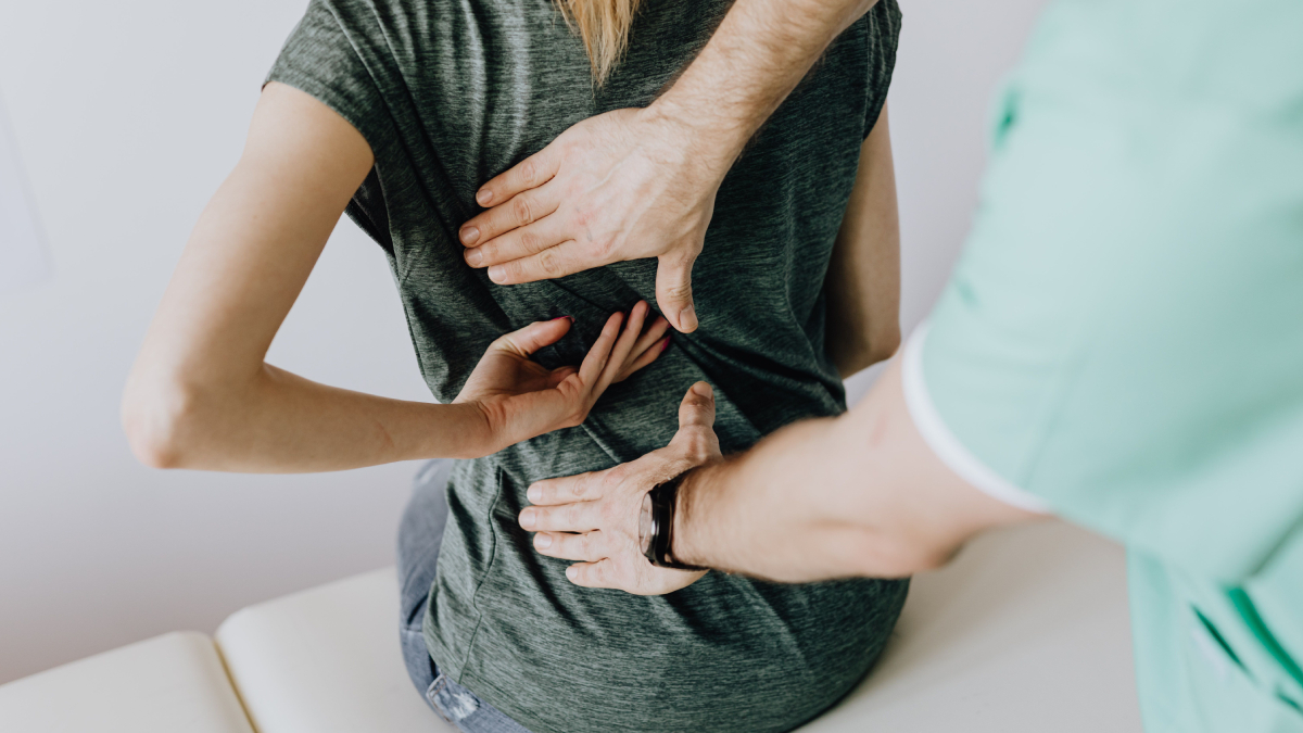 Alongamentos e exercícios simples ajudam a combater os efeitos de longas horas sentado e a proteger a saúde da coluna (Foto: Pexels)