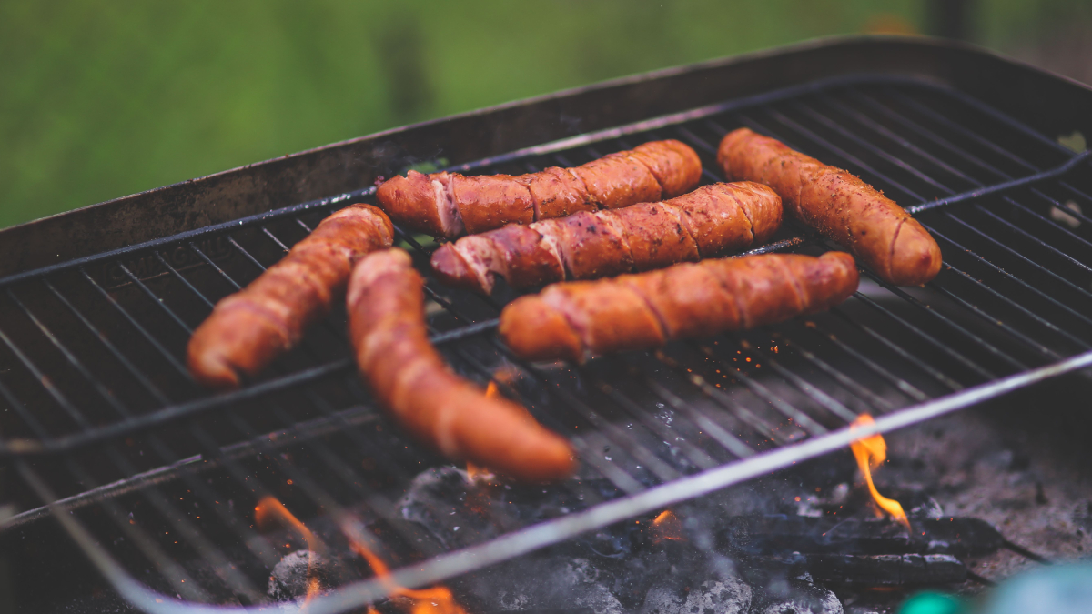 A salsicha é produzida a partir de carnes processadas, temperos e ingredientes autorizados pela legislação (Foto: Pexels)