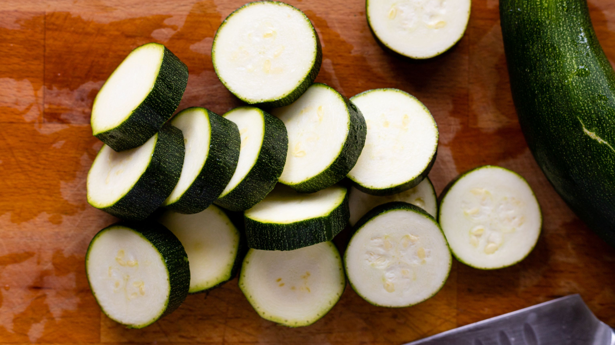A abobrinha é um dos vegetais que ajudam a enriquecer a dieta com fibras importantes para a saúde (Foto: Pexels)