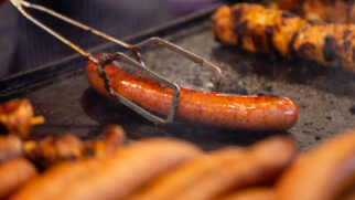 Muitos acreditam que sabem do que a salsicha é feita, mas a realidade pode surpreender você (Foto: Pexels)