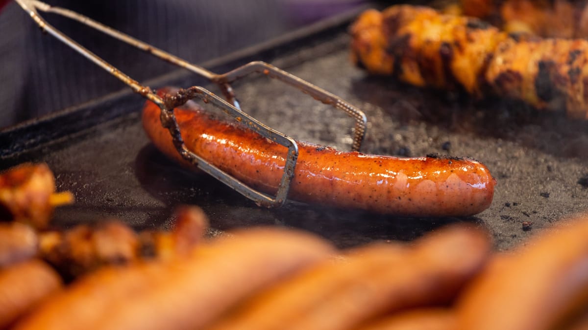 Muitos acreditam que sabem do que a salsicha é feita, mas a realidade pode surpreender você (Foto: Pexels)