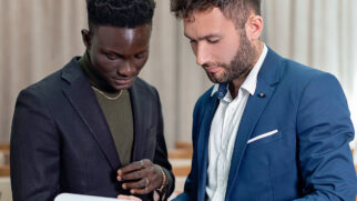 Azul e preto estão entre as cores mais associadas à confiança, respeito e autoridade, segundo estudos da psicologia das cores (Foto: Pexels)