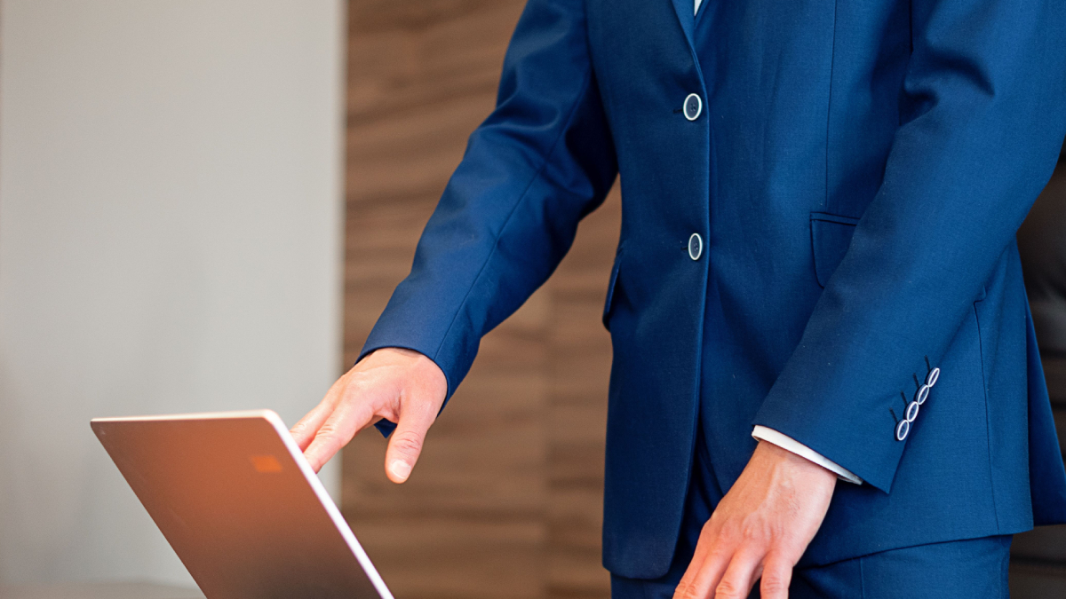 O azul é amplamente associado à confiança, credibilidade e profissionalismo, segundo estudos da psicologia das cores (Foto: Pexels)