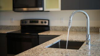 A pia de inox se destaca pela facilidade de limpeza e pela resistência ao uso diário (Foto: Pexels)